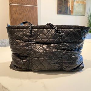 Black lamb skin use Chanel Tote Shoulder Bag with Zip. 💯 authentic guarantee